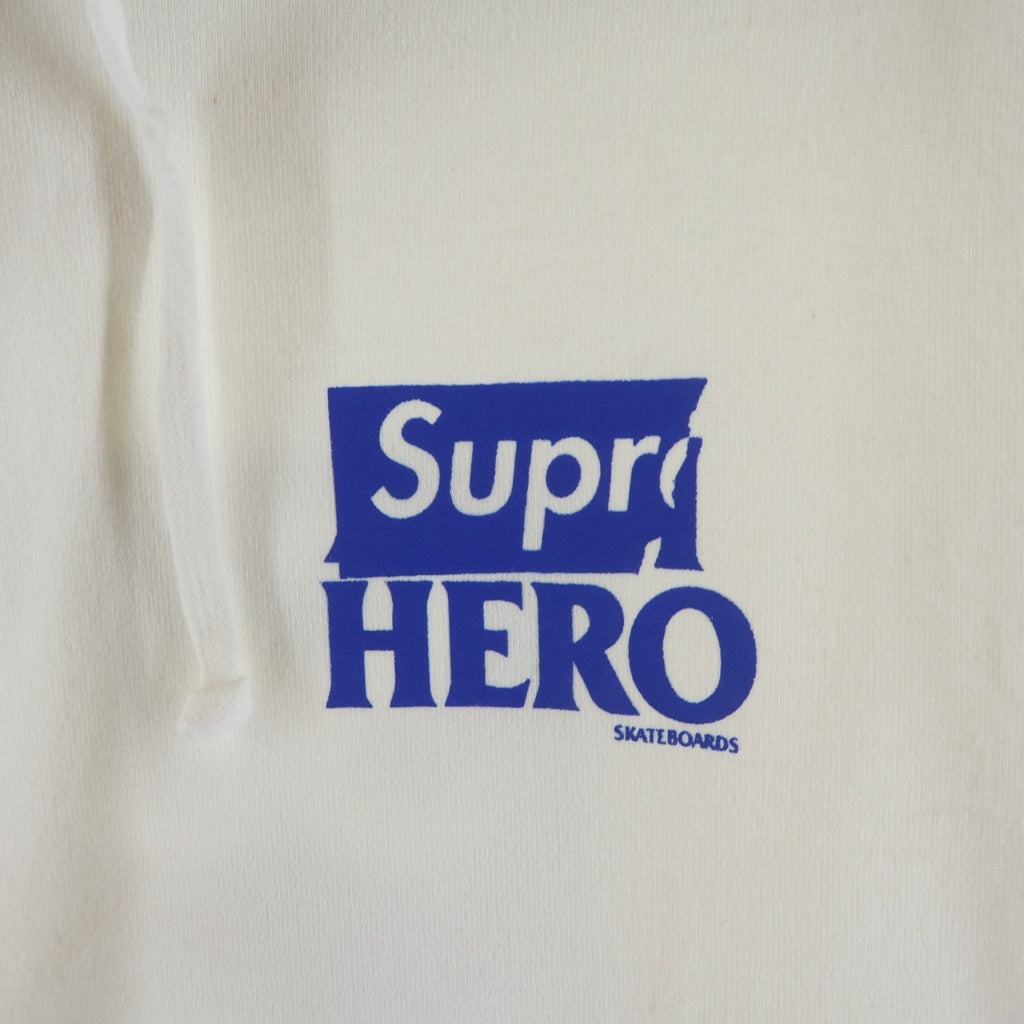 SUPREME(シュプリーム) 22SS ×ANTIHERO SUPR HEROロゴプリント プルオーバースウェットフーディー ホワイト/ブルー