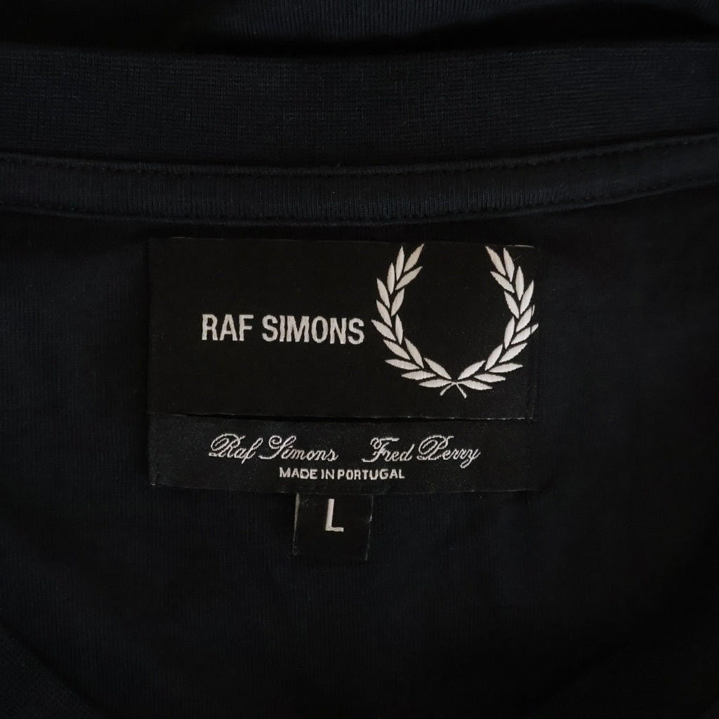 RAF SIMONS(ラフシモンズ) ×FRED PERRY REHABILILTATE刺繍 ロゴプレートクルーネック長袖カットソー ブラック