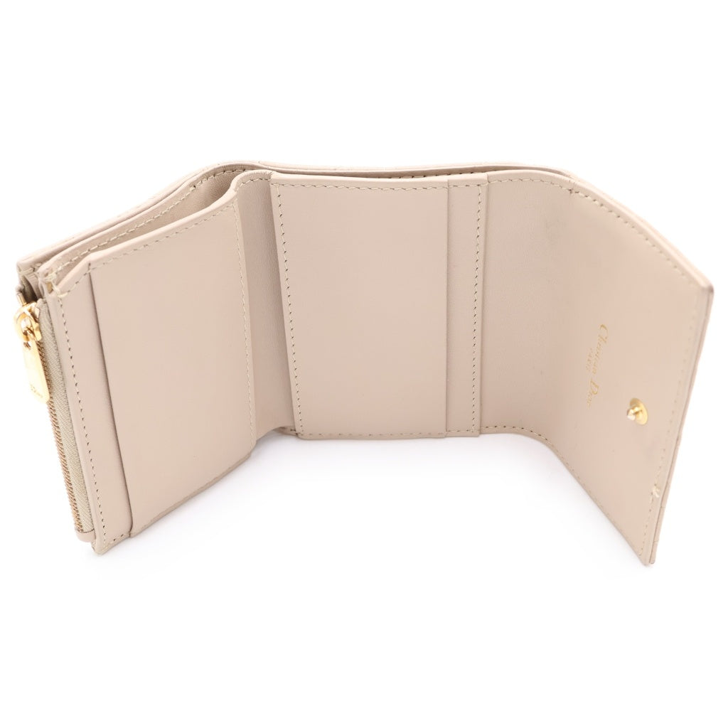 DIOR(ディオール) Caro Hibiscus S5175UWHC カロ ハイビスカス カーフスキン カナージュ 三つ折り財布 ベージュ レディース