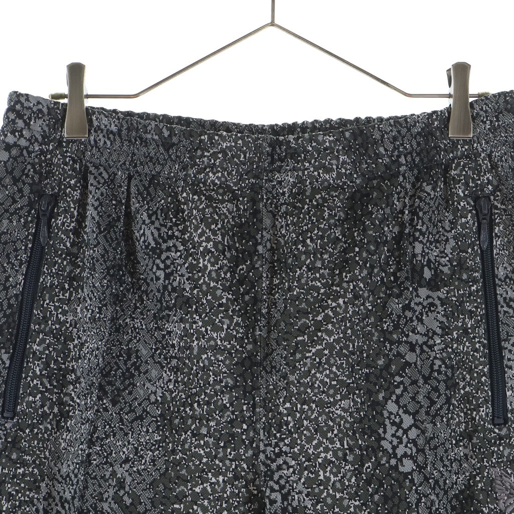Needles(ニードルス) 25SS Poly Smooth Track Pant JOURNAL STANDARD別注 ロゴ刺繍 総柄 ポリ スムース トラックパンツ グレー PU1581