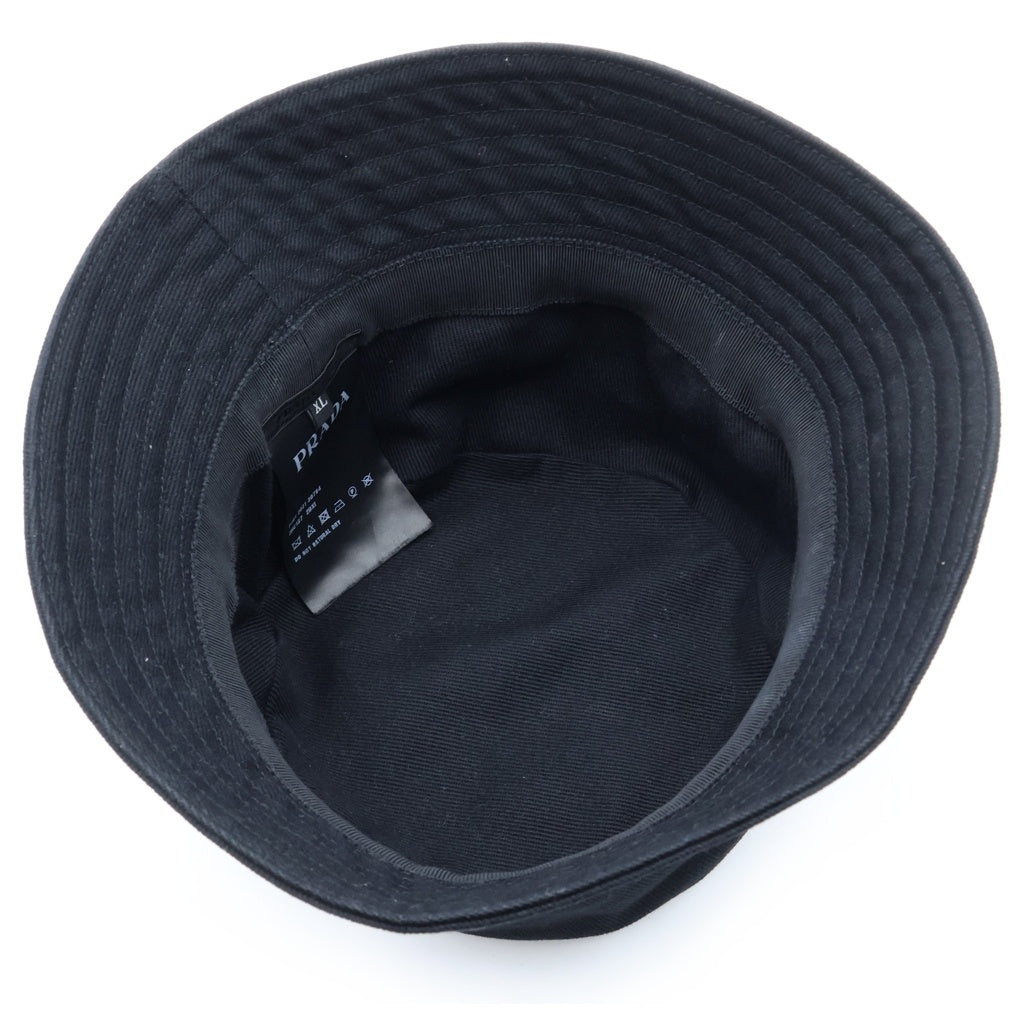 PRADA(プラダ) トライアングルロゴ 三角プレート コットンバケットハット 帽子 ブラック 2HC137