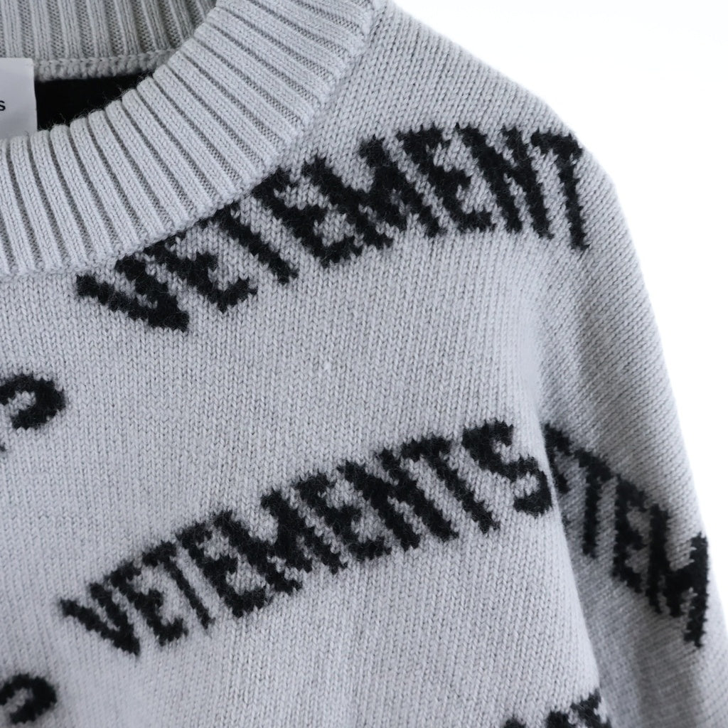 VETEMENTS(ヴェトモン) 23SS モノグラム クロップド ダメージ加工クルーネック長袖ニットセーター グレー UE63KN900G