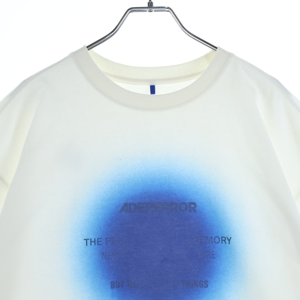 ADER ERROR(アーダーエラー) Eternity T-shirt Product. 46 フエターニティ プロダクト フォーティーシックス ロントスプレーグラフィックプリント クルーネック半袖Tシャツ BO01SSTS0112BL