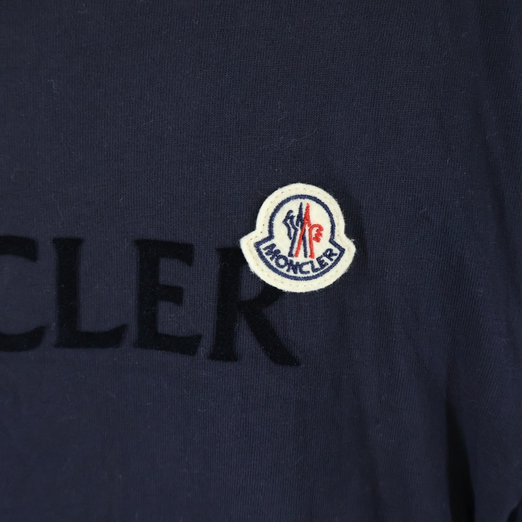 MONCLER(モンクレール) フロッキーロゴ刺繍 フロントロゴプリントクルーネック半袖Tシャツカットソーブラック I20918C00047-8390T
