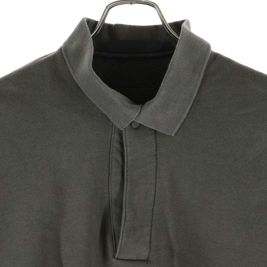 FEAR OF GOD ESSENTIALS(フィアオブゴッド エッセンシャルズ) バックラバーロゴプリント 長袖ポロスウェットシャツ トレーナー カーキ