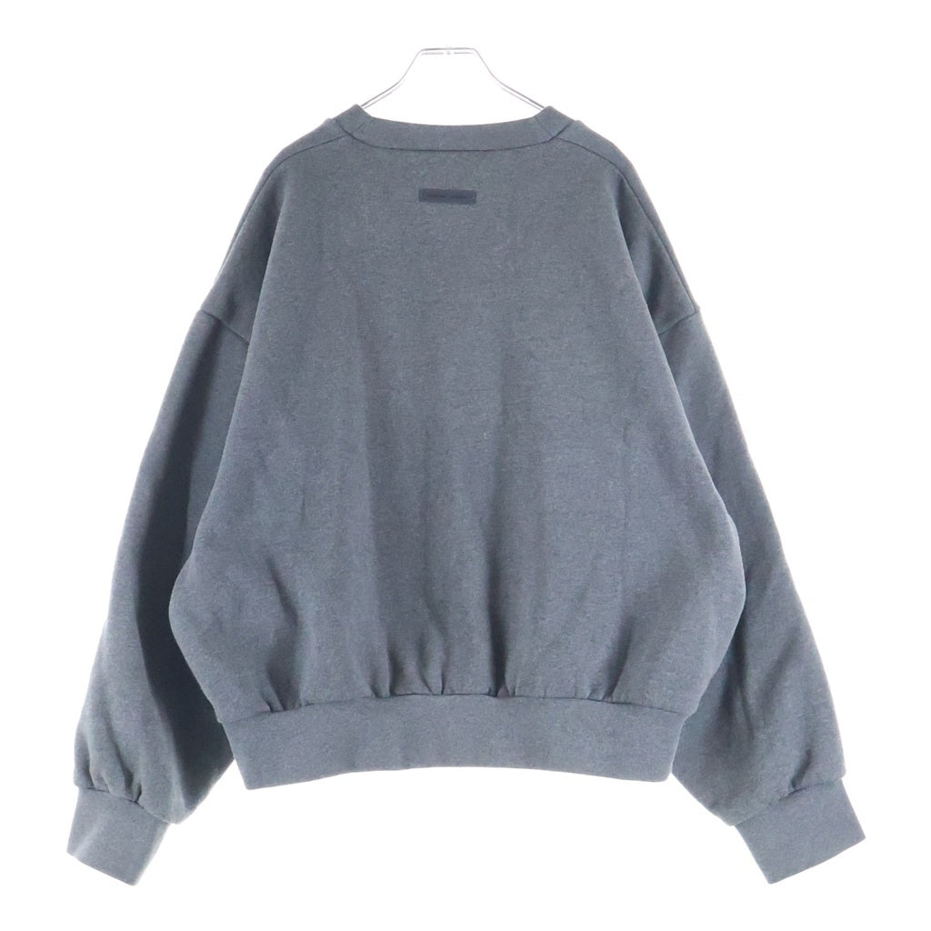 FEAR OF GOD ESSENTIALS(フィアオブゴッド エッセンシャルズ) CLASSIC CREWNECK SWEATSHIRT フロントエンボスロゴ クラシック クルーネック長袖スウェットトレーナー グレー 090233