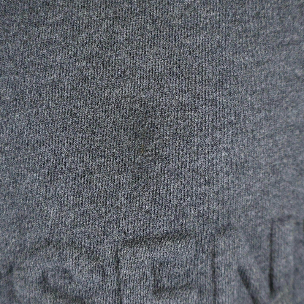 FEAR OF GOD ESSENTIALS(フィアオブゴッド エッセンシャルズ) CLASSIC CREWNECK SWEATSHIRT フロントエンボスロゴ クラシック クルーネック長袖スウェットトレーナー グレー 090233