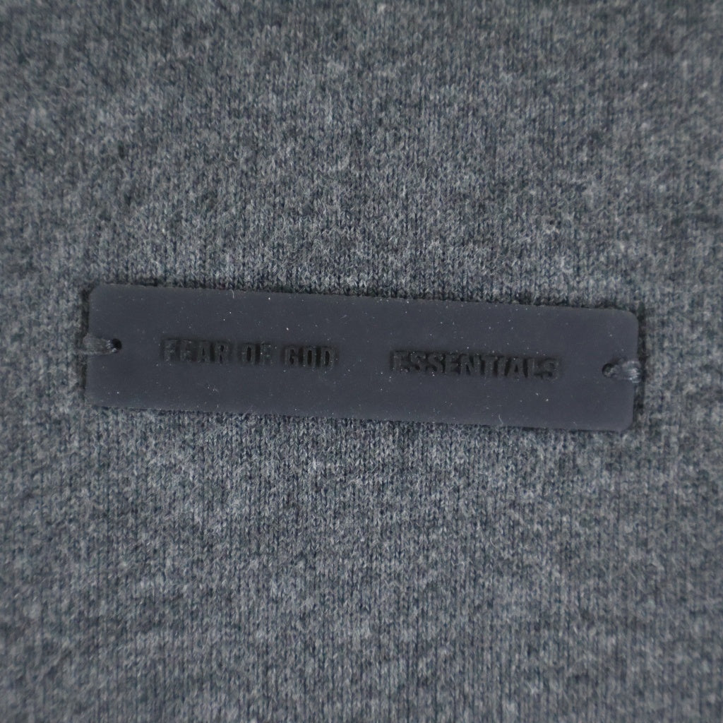 FEAR OF GOD ESSENTIALS(フィアオブゴッド エッセンシャルズ) CLASSIC CREWNECK SWEATSHIRT フロントエンボスロゴ クラシック クルーネック長袖スウェットトレーナー グレー 090233