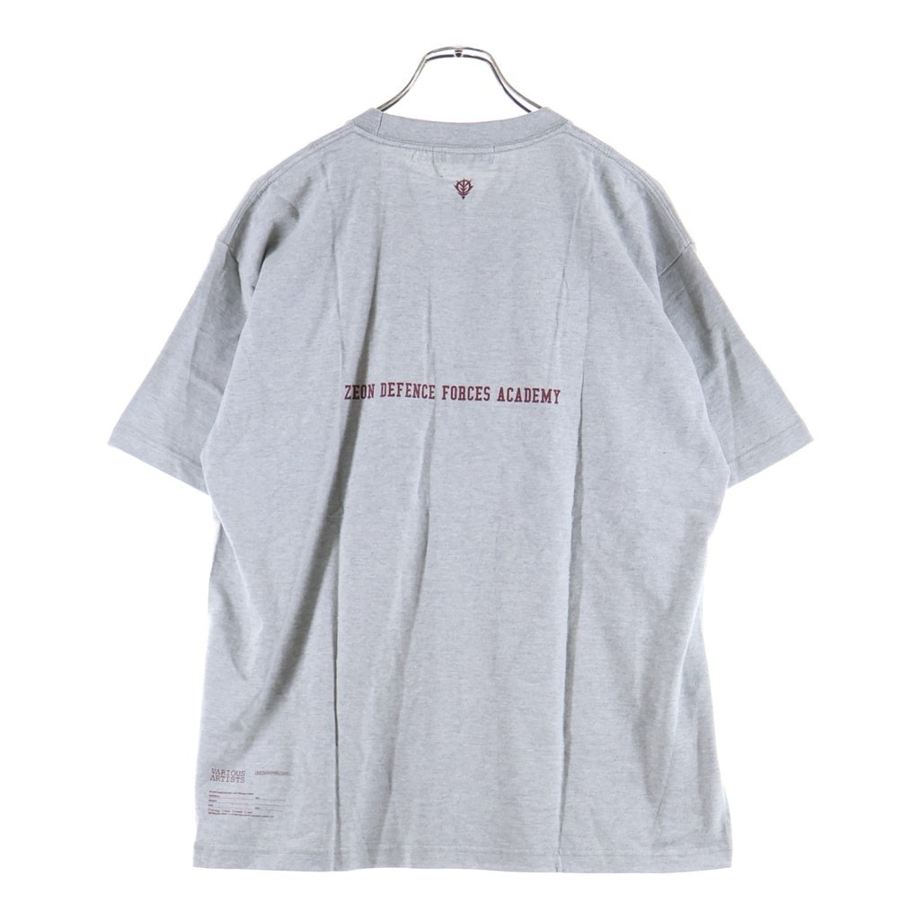 V.A.(ヴイエー) ×FRAGMENT DESIGN GUNDAM Military Academy Crew Sweat 08 フラグメントデザイン ガンダム フロントプリント クルーネックスウェットトレーナー グレー/レッド VBM-15340-C