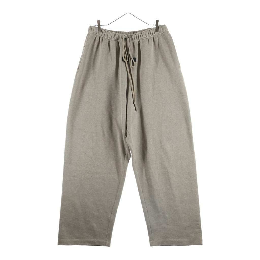 FEAR OF GOD ESSENTIALS(フィアオブゴッド エッセンシャルズ) フロントラバーロゴプリント ウエストドローコードスウェットパンツ チャコール