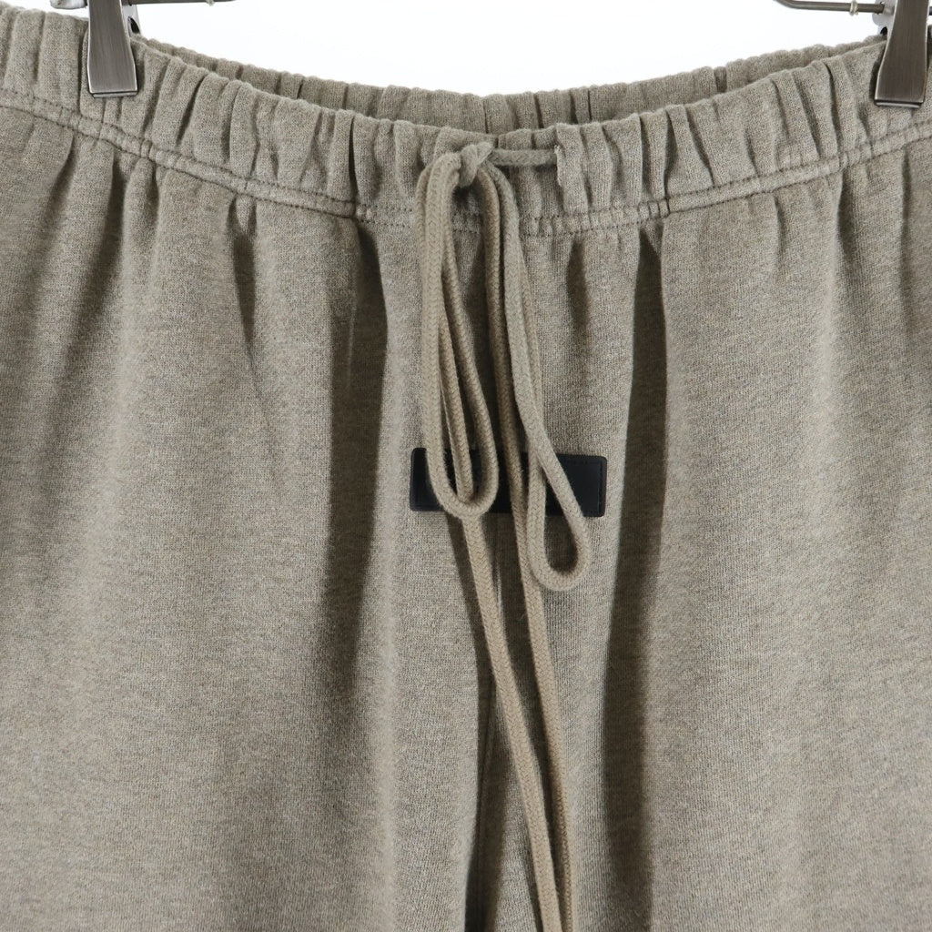FEAR OF GOD ESSENTIALS(フィアオブゴッド エッセンシャルズ) フロントラバーロゴプリント ウエストドローコードスウェットパンツ チャコール