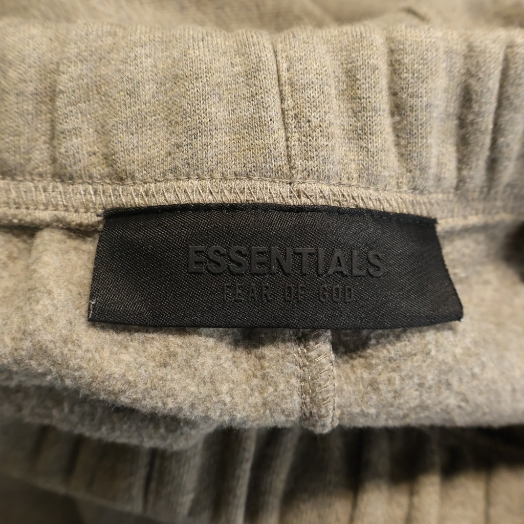 FEAR OF GOD ESSENTIALS(フィアオブゴッド エッセンシャルズ) フロントラバーロゴプリント ウエストドローコードスウェットパンツ チャコール