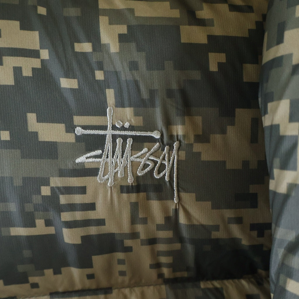 STUSSY(ステューシー) MICRO RIPSTOP DOWN JACKET マイクロリップストップ ジェットデジタルカモ ダウンジャケット カーキ 115877