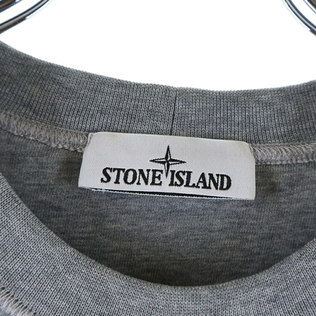 STONE ISLAND(ストーンアイランド) 24SS ORGANIC COTTON FLEECE ショルダーロゴワッペン コットン クルーネック長袖スウェットトレーナー グレー K1S156100044S0051