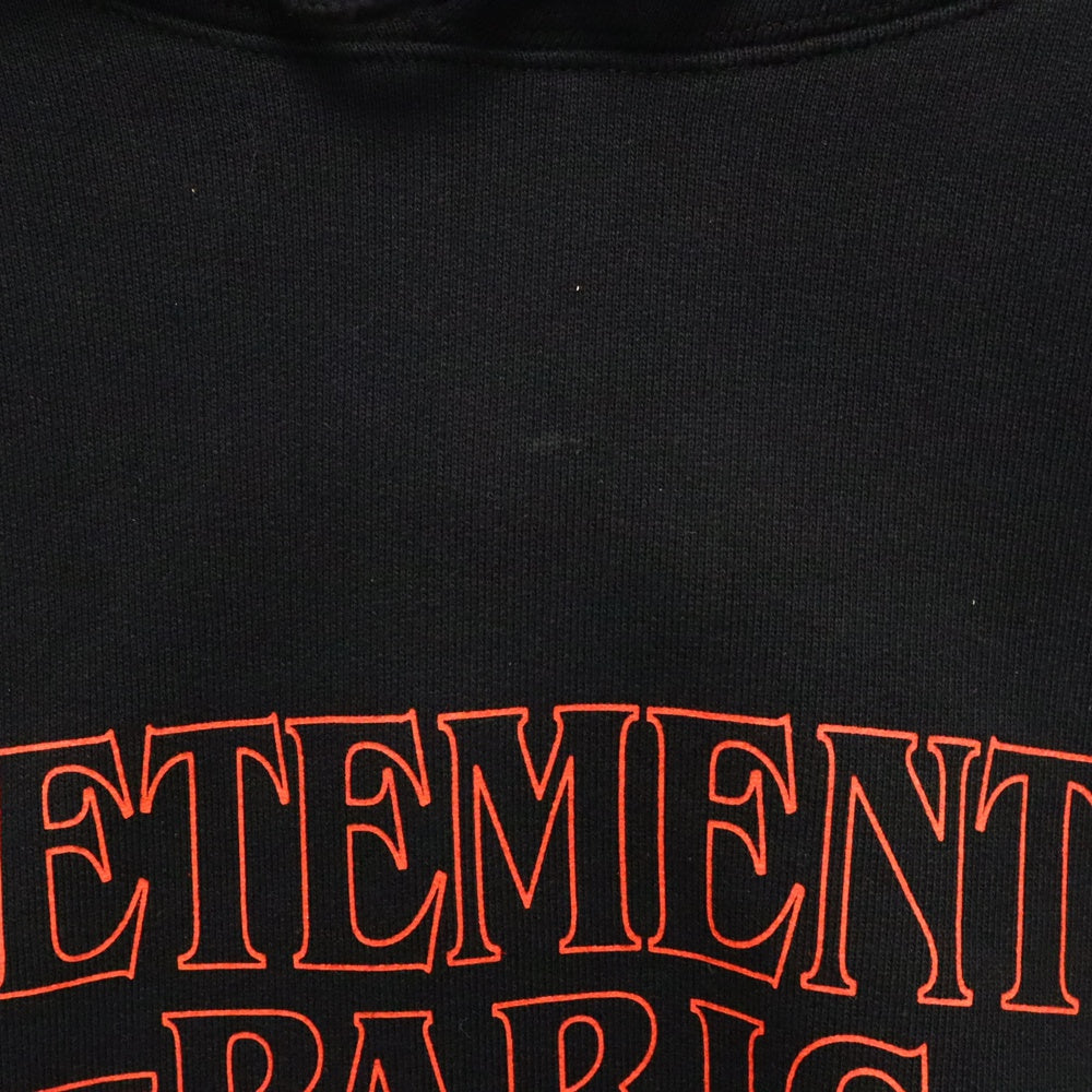 VETEMENTS(ヴェトモン) 23AW Paris Logo Hoodie パリス ロゴ プリント プルオーバーパーカー フーディー ブラック UE54HD500B