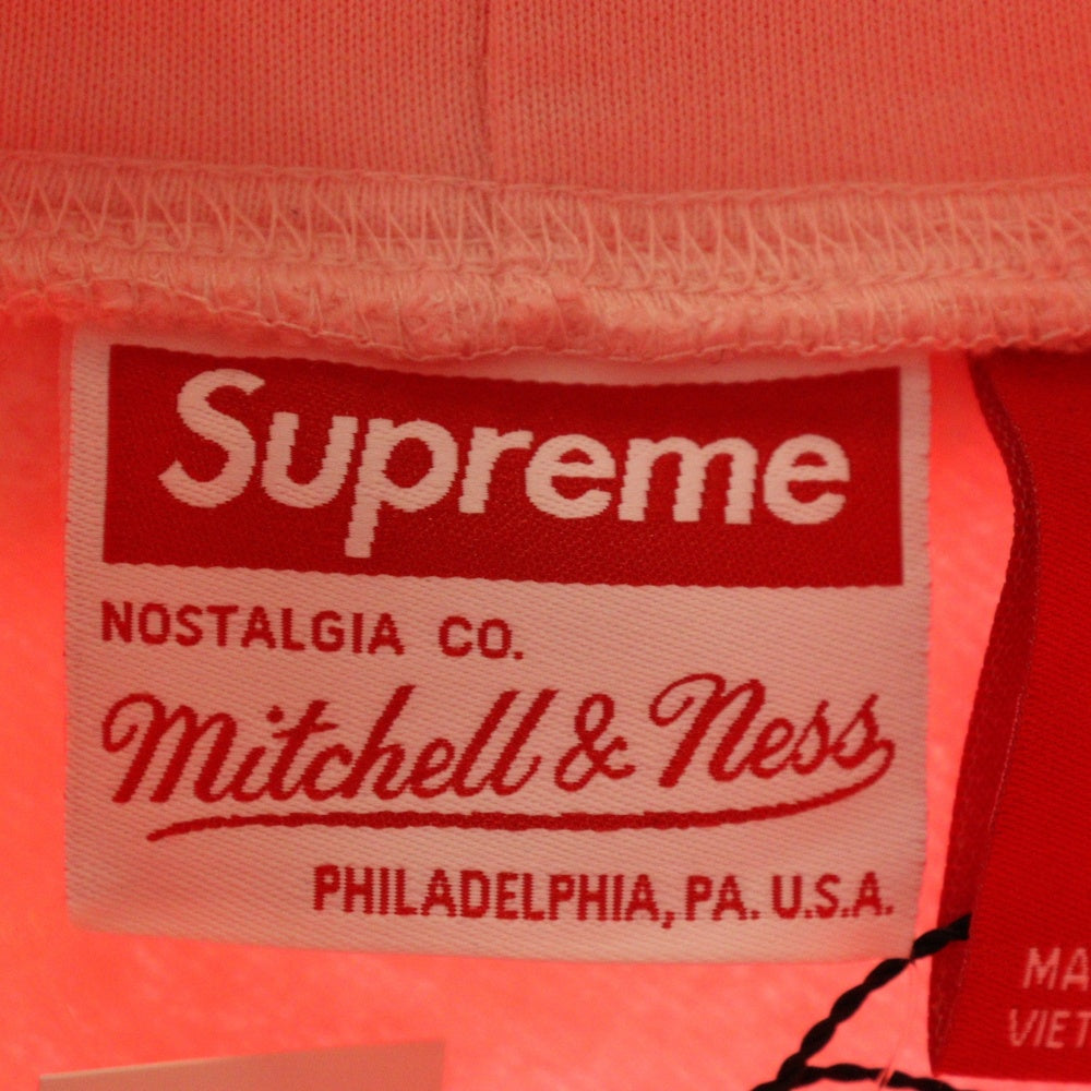 SUPREME(シュプリーム) 24AW ×Mitchell & Ness NCAA Hooded Sweatshirt ミッシェルアンドネス ワッペン付き プルオーバーパーカー ピンク