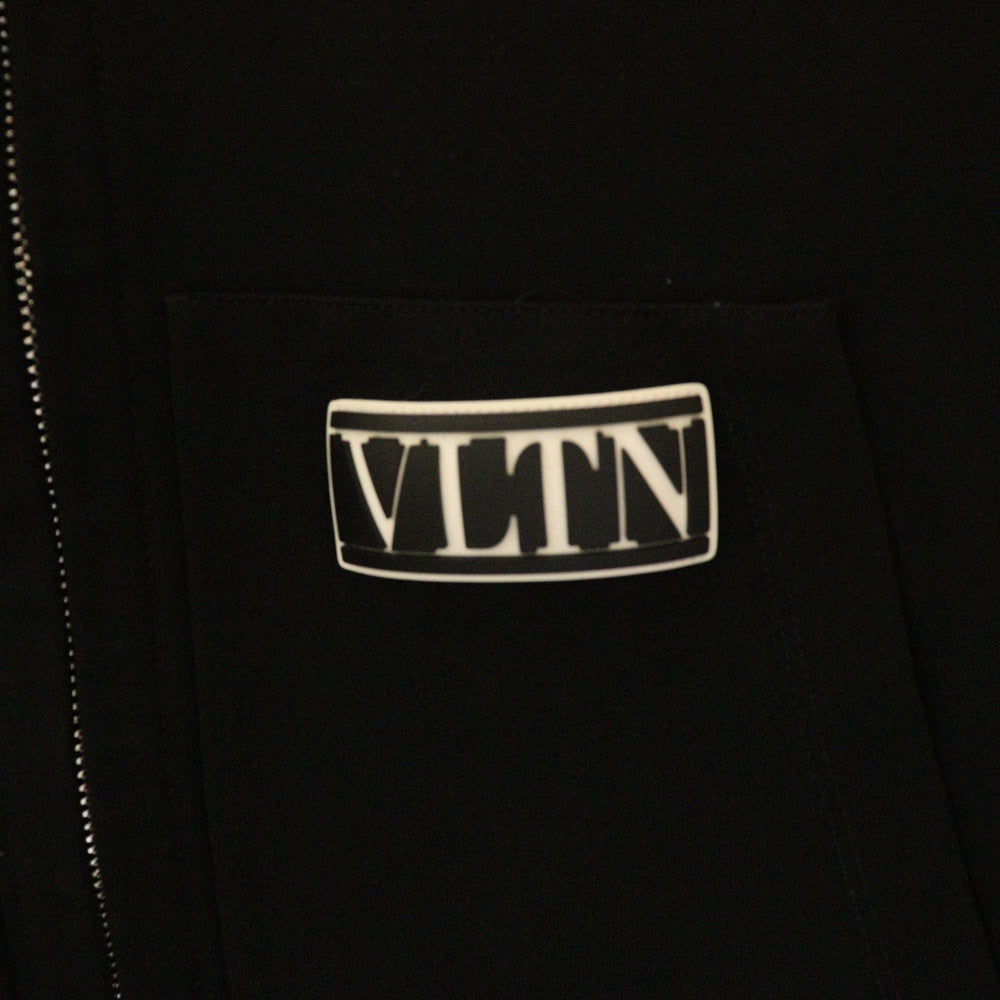 VALENTINO(ヴァレンチノ) ポケット ラバーロゴワッペン付 ジップアップ パーカー ブラック UV3MF15I6L0