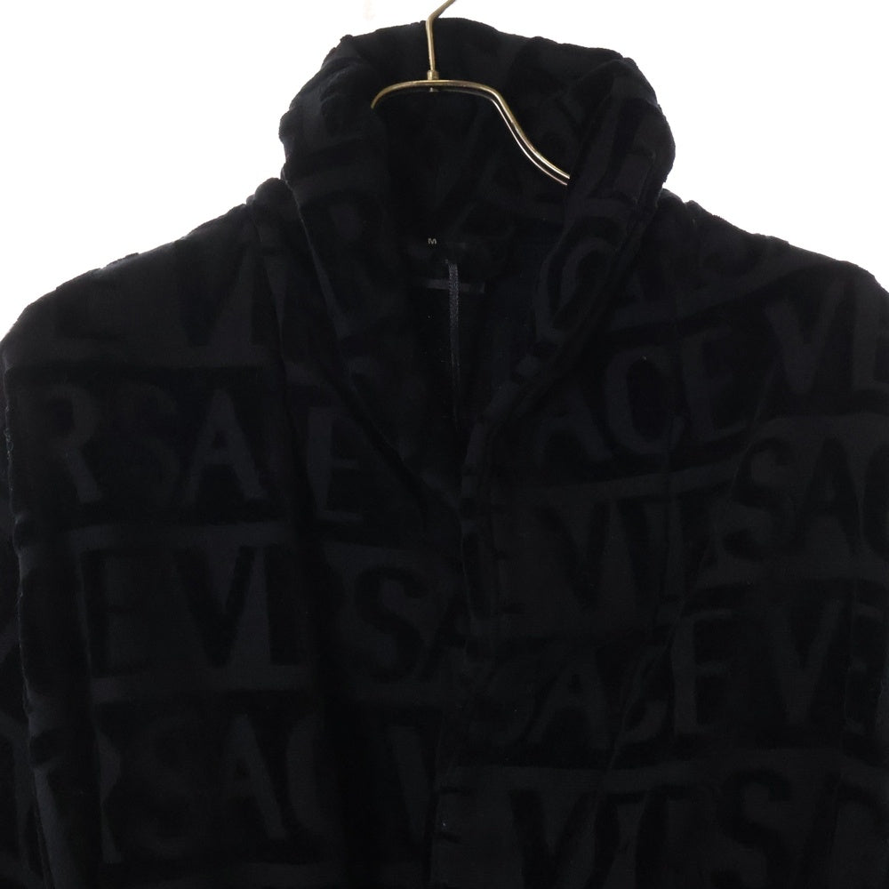 VERSACE(ヴェルサーチ) 袖メデューサ ロゴ総柄 バスローブ ガウン ブラック/イエロー ZACJ00008