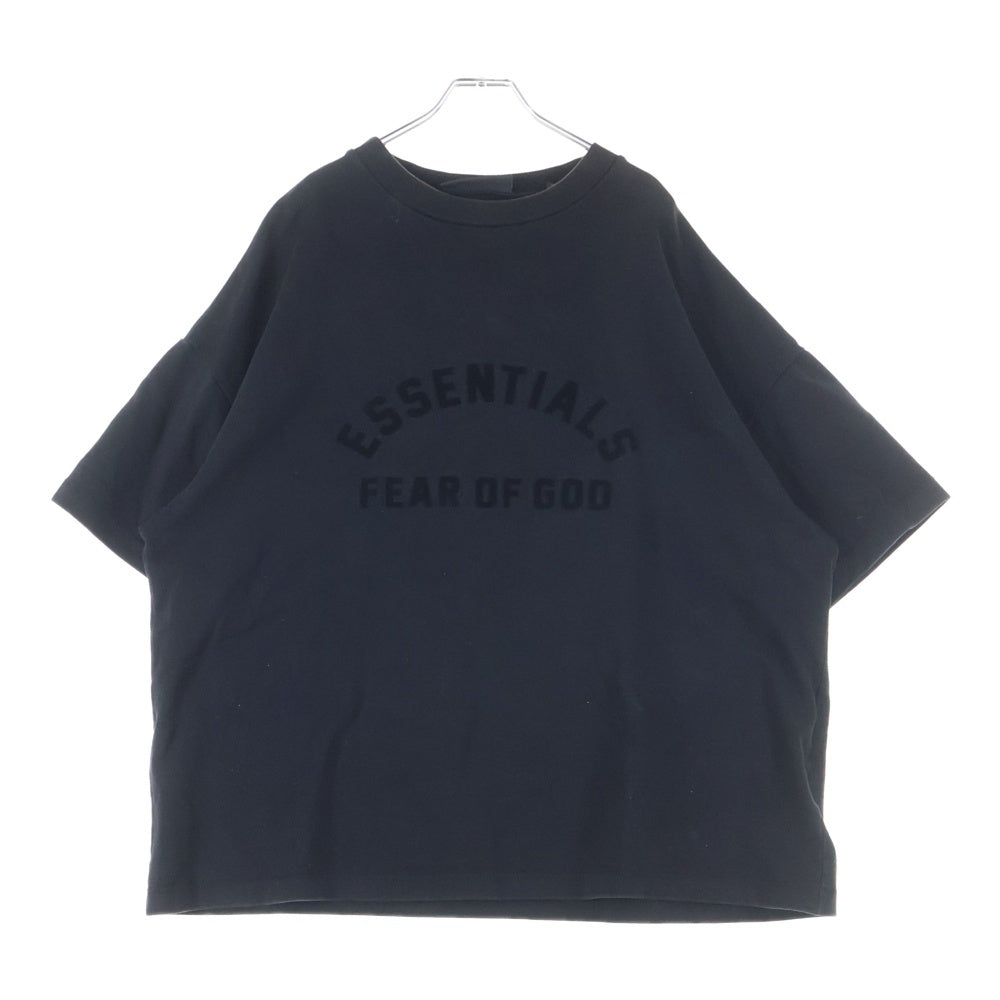 FEAR OF GOD ESSENTIALS(フィアオブゴッド エッセンシャルズ) ラバーロゴワッペン付き ヘビーウェイト半袖Tシャツ クルーネックカットソー ブラック
