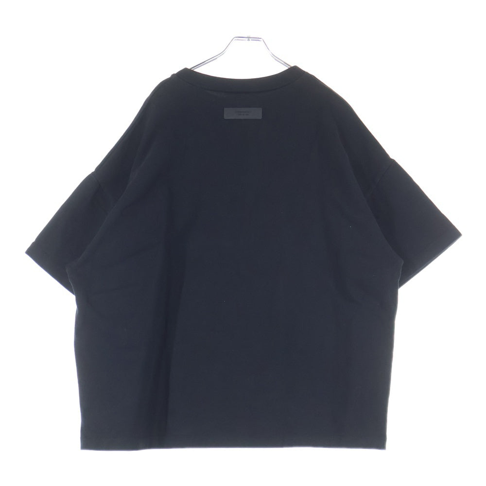 FEAR OF GOD ESSENTIALS(フィアオブゴッド エッセンシャルズ) ラバーロゴワッペン付き ヘビーウェイト半袖Tシャツ クルーネックカットソー ブラック