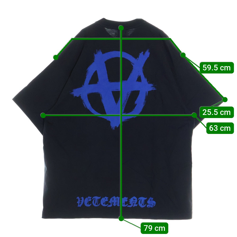 VETEMENTS(ヴェトモン) 24SS ANARCHY アナーキープリント 半袖Tシャツ クルーネックカットソー ブラック UE64TR990BN