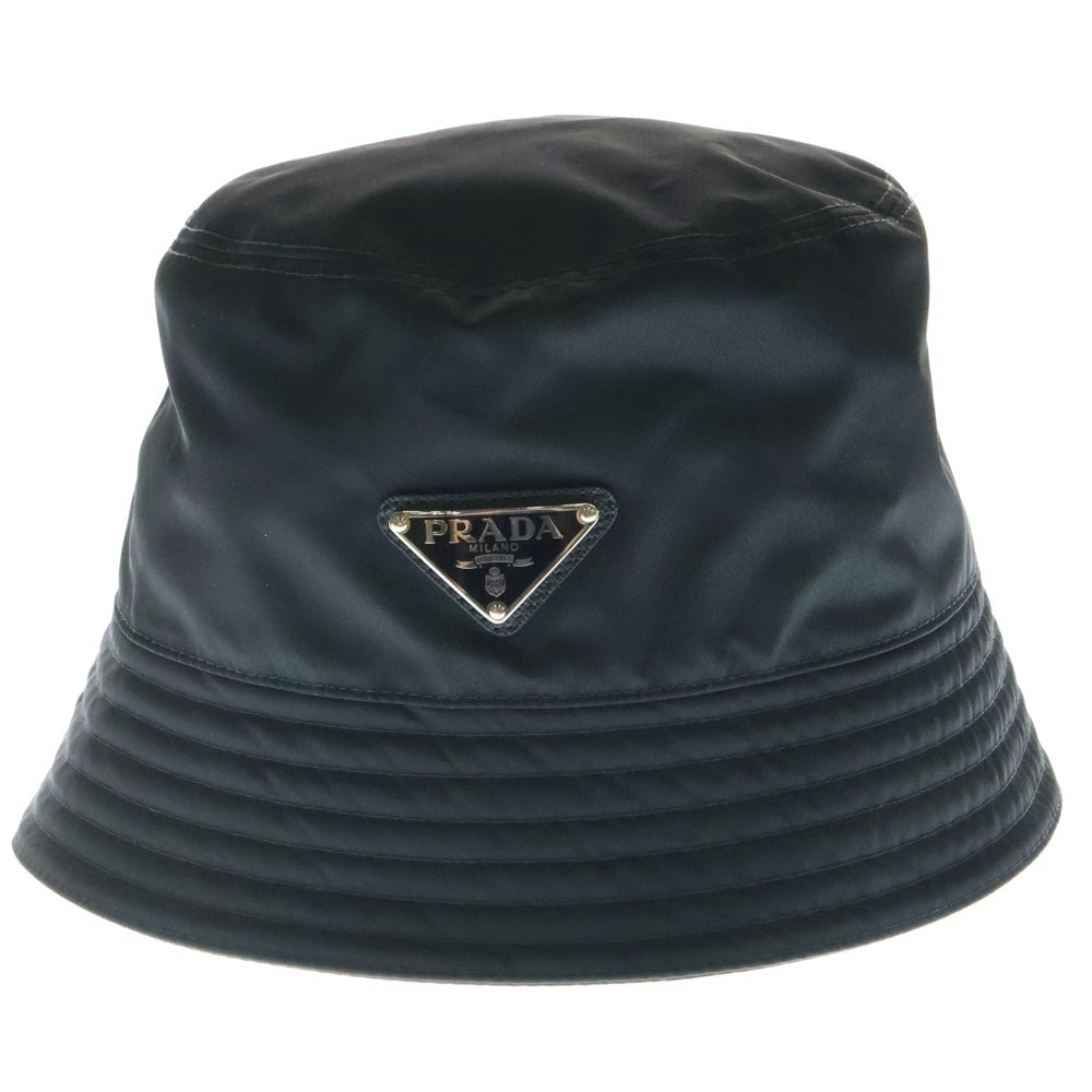 PRADA(プラダ) トライアングルロゴプレート付き リナイロンバケットハット ブラック 1HC137
