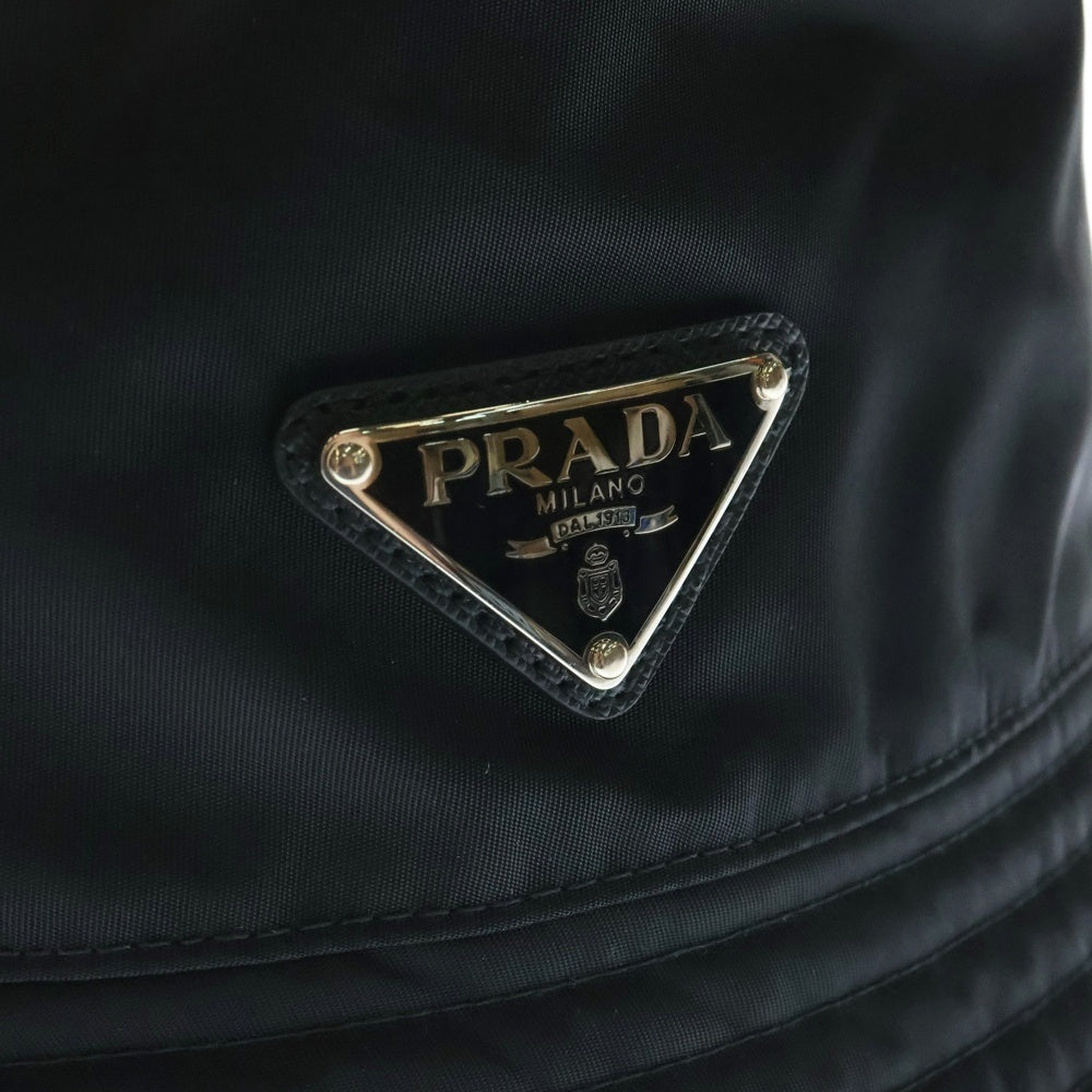 PRADA(プラダ) トライアングルロゴプレート付き リナイロンバケットハット ブラック 1HC137