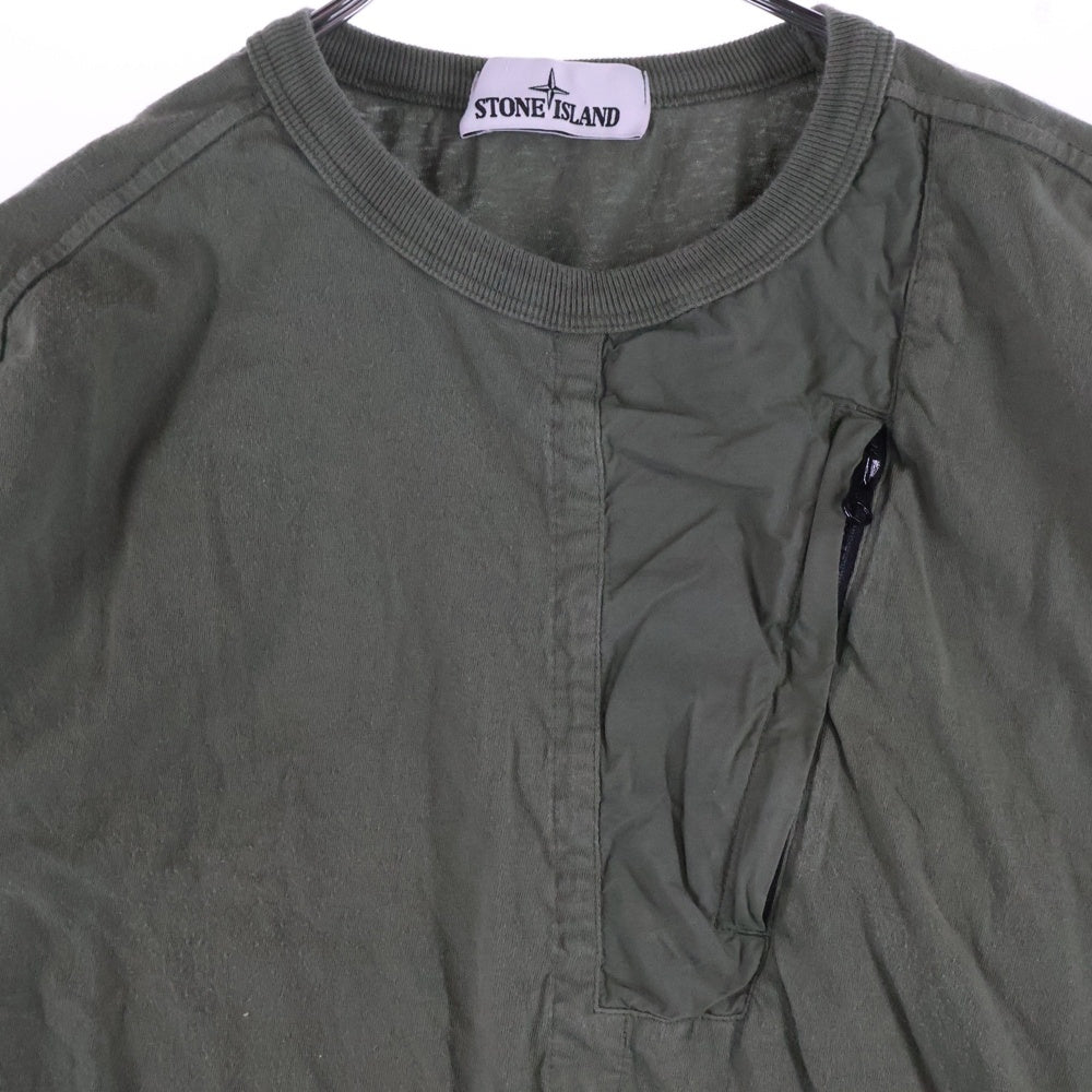 STONE ISLAND(ストーンアイランド) フロントロゴ刺繍 ジップポケット付 クルーネック 半袖Tシャツ カーキ 721520358
