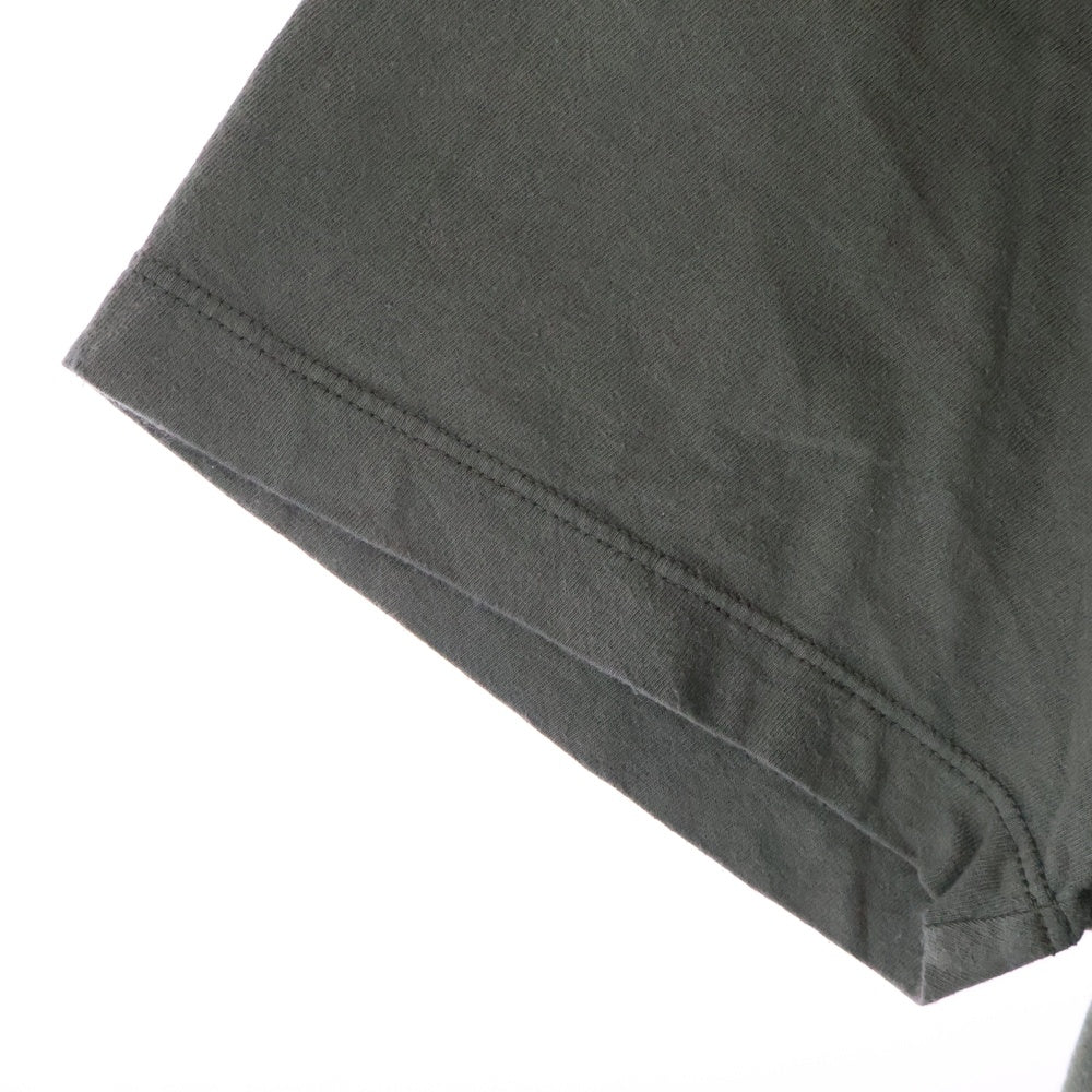 STONE ISLAND(ストーンアイランド) フロントロゴ刺繍 ジップポケット付 クルーネック 半袖Tシャツ カーキ 721520358