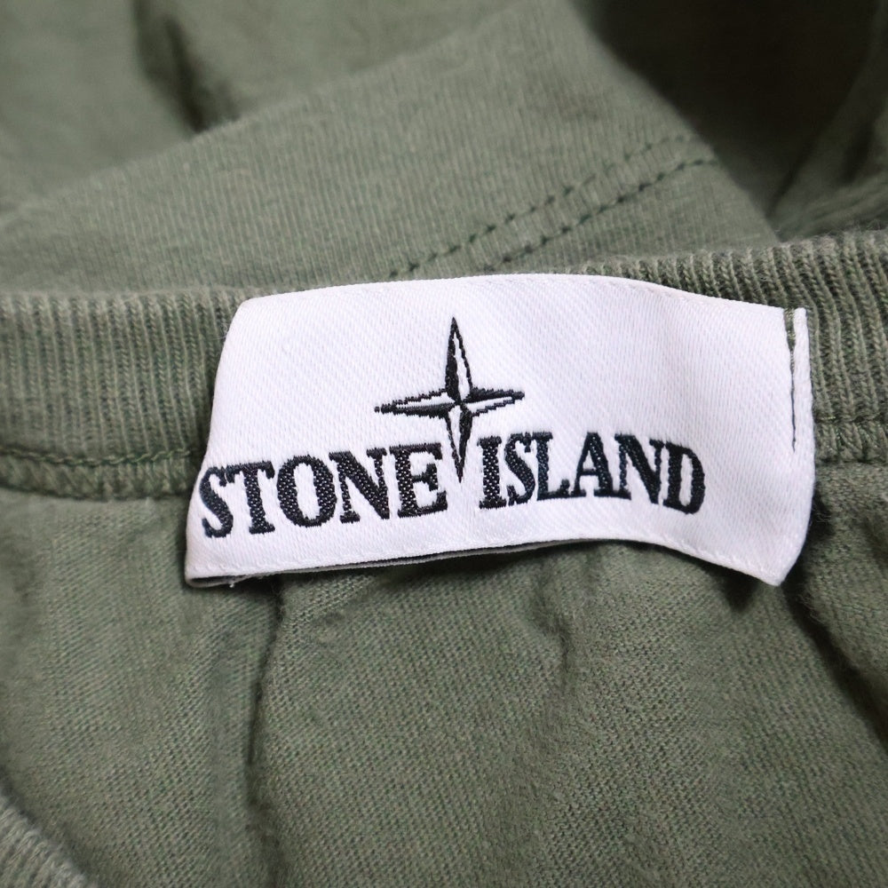 STONE ISLAND(ストーンアイランド) フロントロゴ刺繍 ジップポケット付 クルーネック 半袖Tシャツ カーキ 721520358