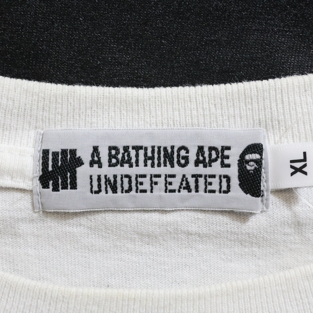 A BATHING APE(アベイシングエイプ) ×UNDEFEATED バックプリント ロゴプリント エイプヘッド ホワイト 001TEG731906X
