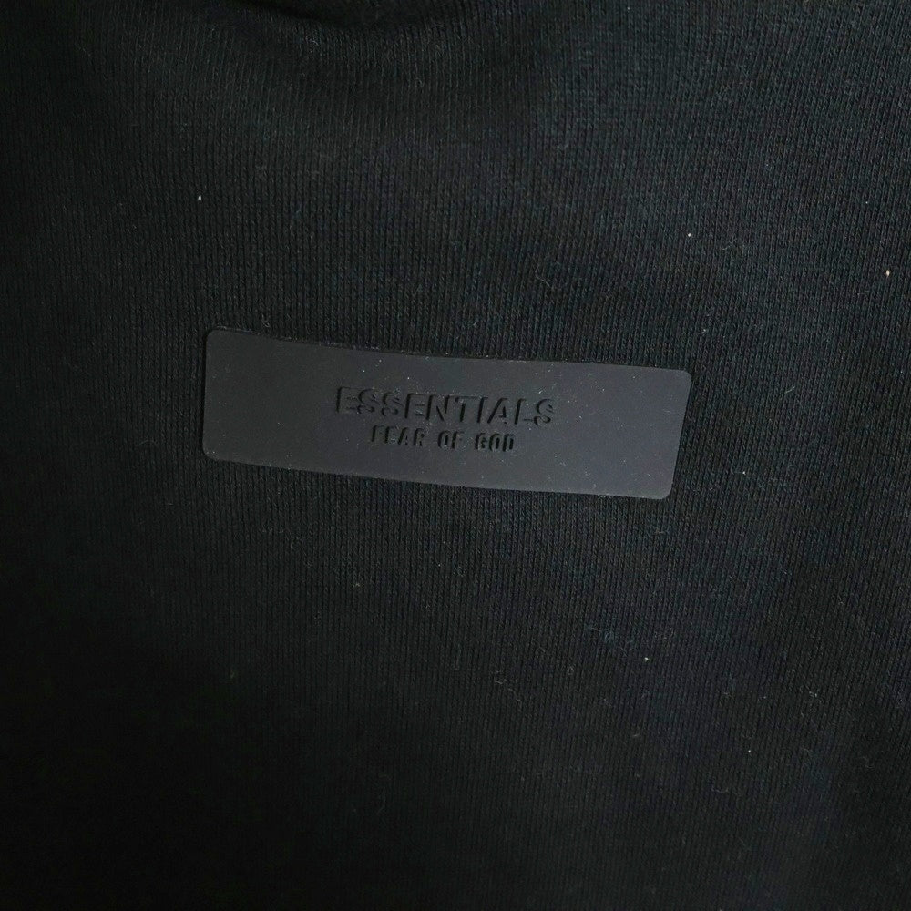 ESSENTIALS FEAR OF GOD(エッセンシャル フィアオブゴッド) ブラックロゴプリント プルオーバーパーカー ブラック