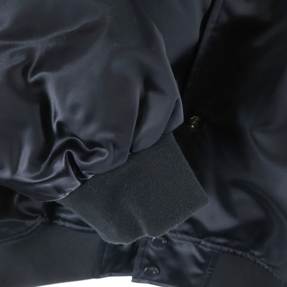 KITH(キス) ×Peanuts 75th ANNIVERSARY ピーナッツ 75周年記念 スヌーピー 刺繍 サテン ボンバージャケット ボタンフライ ブルゾン ブラック KHM010889-001