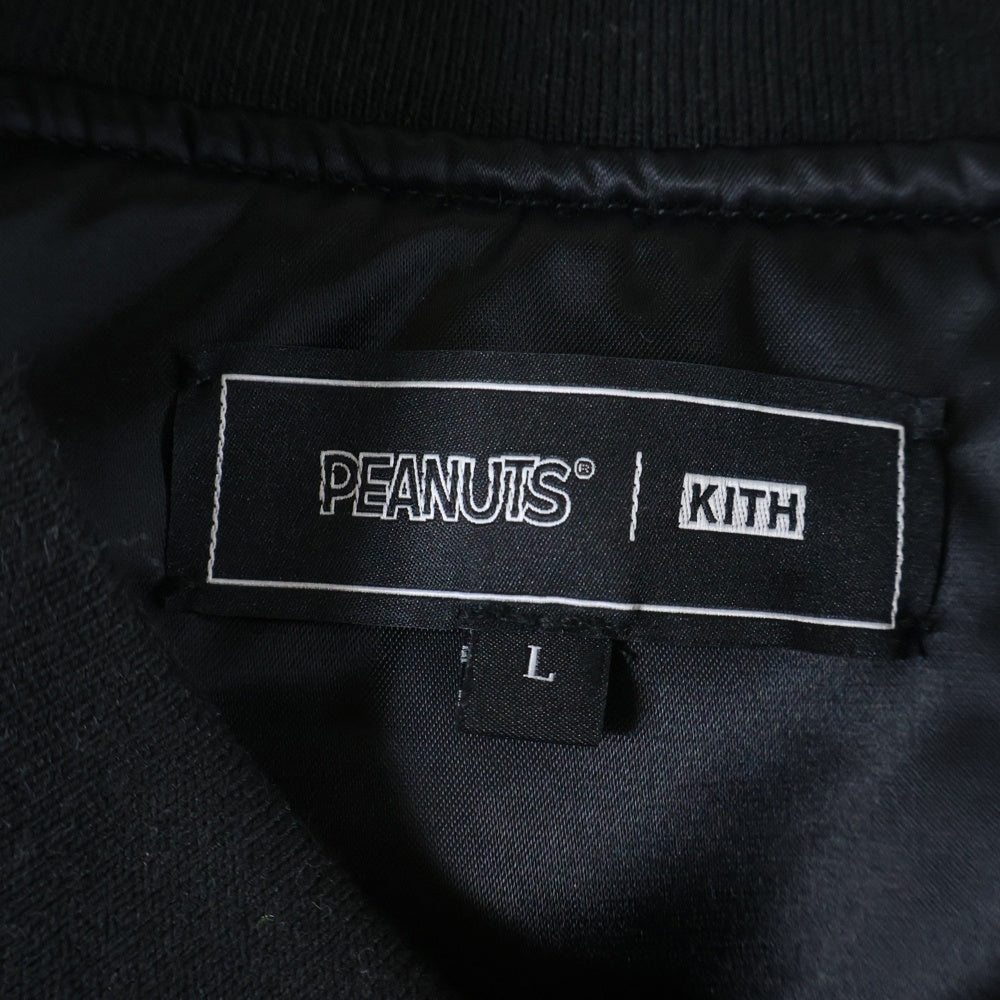 KITH(キス) ×Peanuts 75th ANNIVERSARY ピーナッツ 75周年記念 スヌーピー 刺繍 サテン ボンバージャケット ボタンフライ ブルゾン ブラック KHM010889-001