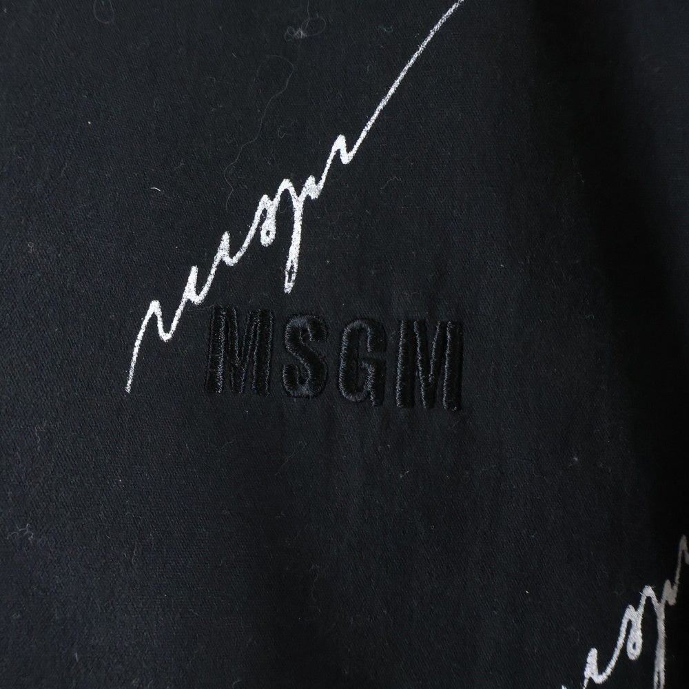 MSGM(エムエスジーエム) 総柄 ロゴ刺繍 ダウンジャケット ドローコード ブラック 3740MH02237703