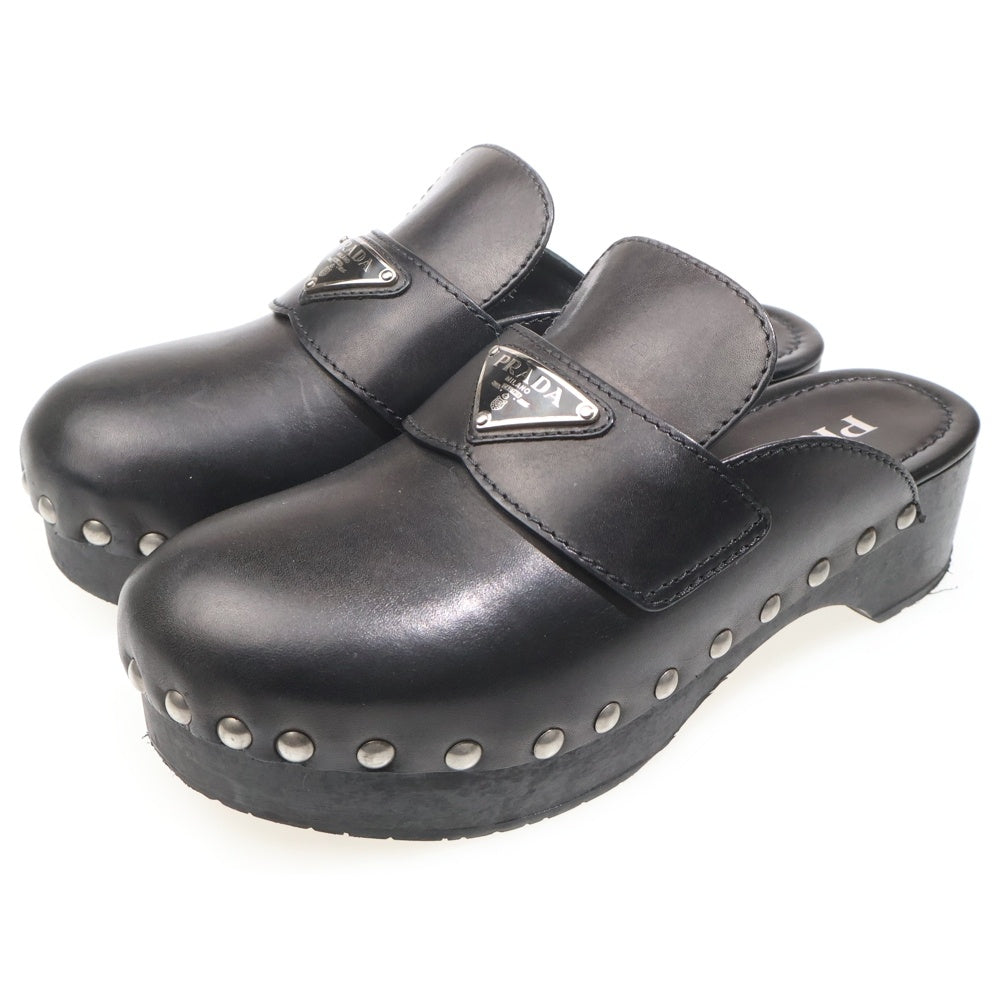 PRADA(プラダ) トライアングルロゴプレート付き レザークロッグ サボサンダル ブラック レディース