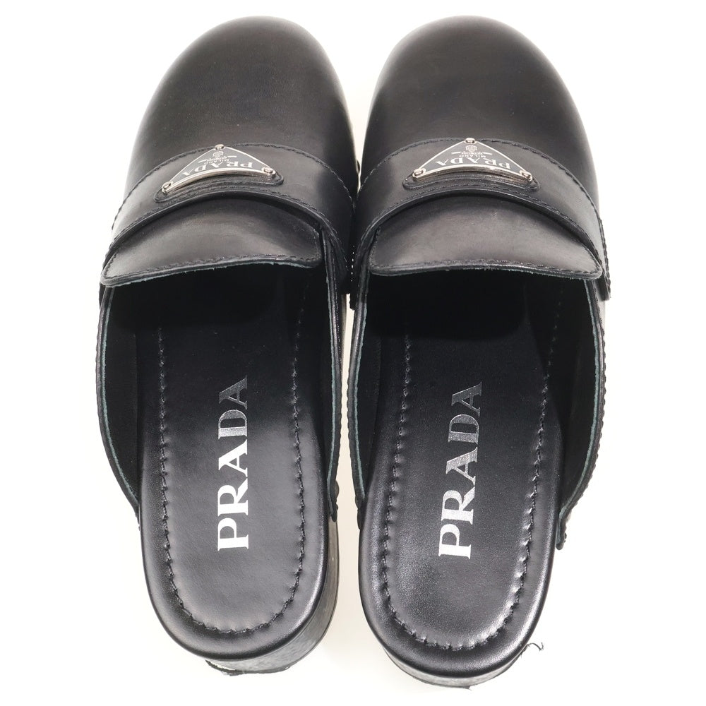 PRADA(プラダ) トライアングルロゴプレート付き レザークロッグ サボサンダル ブラック レディース