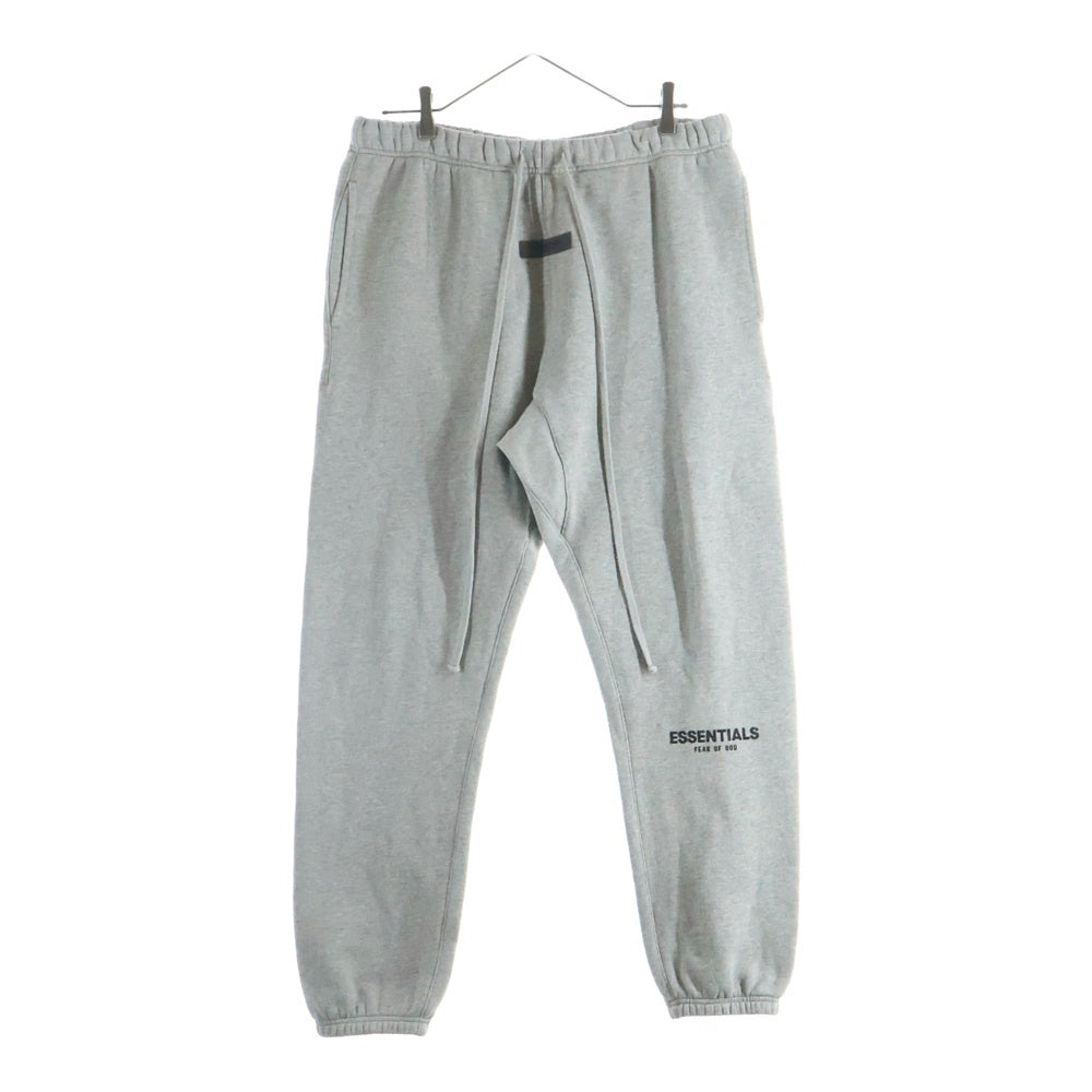 FEAR OF GOD ESSENTIALS(フィアオブゴッド エッセンシャルズ) フロントロゴラバーワッペン付 スウェットパンツ グレー