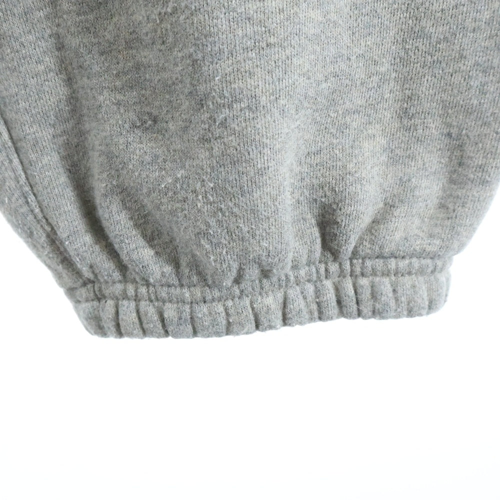 FEAR OF GOD ESSENTIALS(フィアオブゴッド エッセンシャルズ) フロントロゴラバーワッペン付 スウェットパンツ グレー