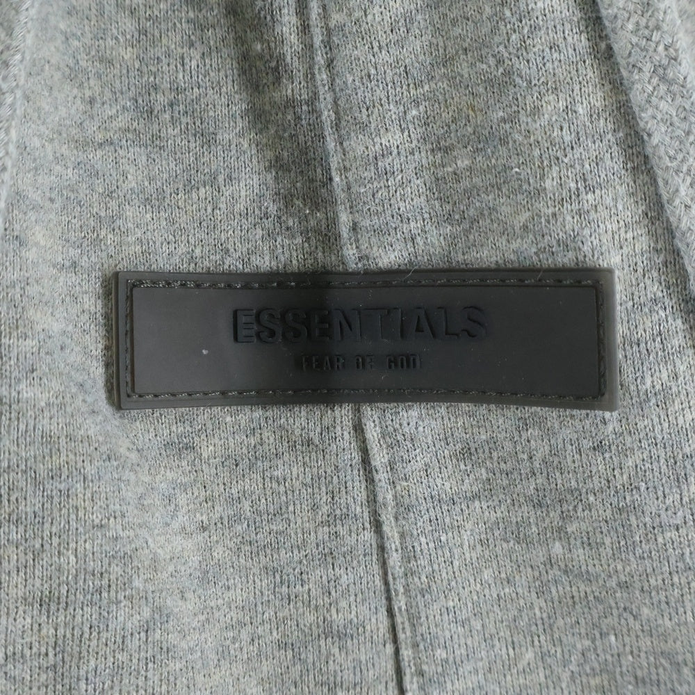 FEAR OF GOD ESSENTIALS(フィアオブゴッド エッセンシャルズ) フロントロゴラバーワッペン付 スウェットパンツ グレー