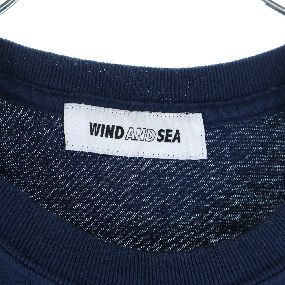 WIND AND SEA(ウィンダンシー) 19SS ×SATURDAYS SURF NYC サタデーズサーフ フロントロゴプリント半袖Tシャツ クルーネックカットソー ネイビー WDS-SAT-MS-03