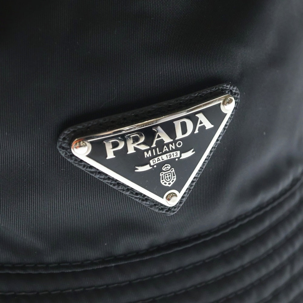 PRADA(プラダ) Re-Nylon トライアングルロゴプレート バケットハット ブラック 1HC 2DMI