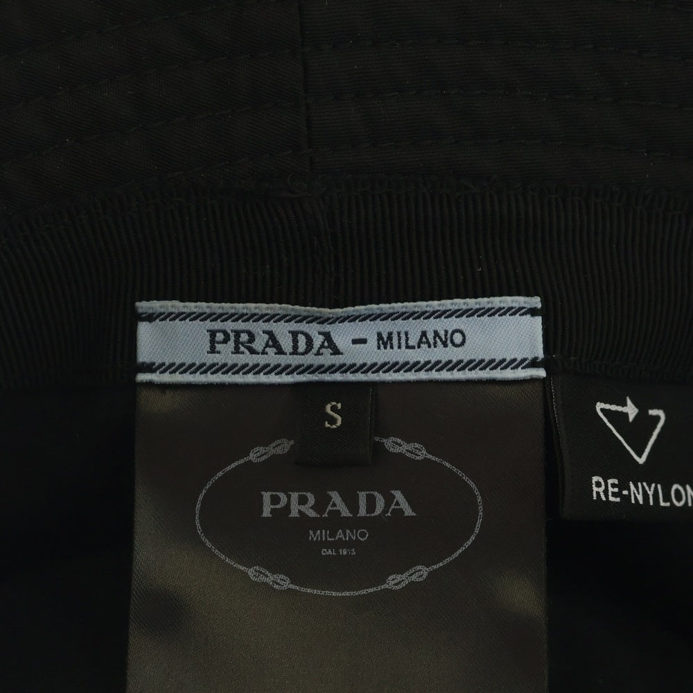 PRADA(プラダ) Re-Nylon トライアングルロゴプレート バケットハット ブラック 1HC 2DMI