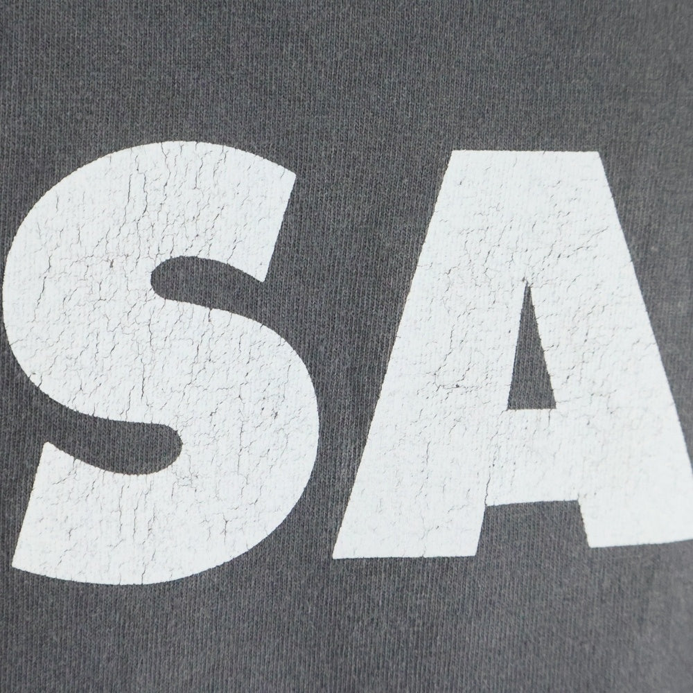SAINT MICHAEL(セントマイケル) 23AW 1st drop Confidence S/S Tee フロントロゴプリント クルーネック 半袖Tシャツ チャコールグレー SM-A23-0000-003