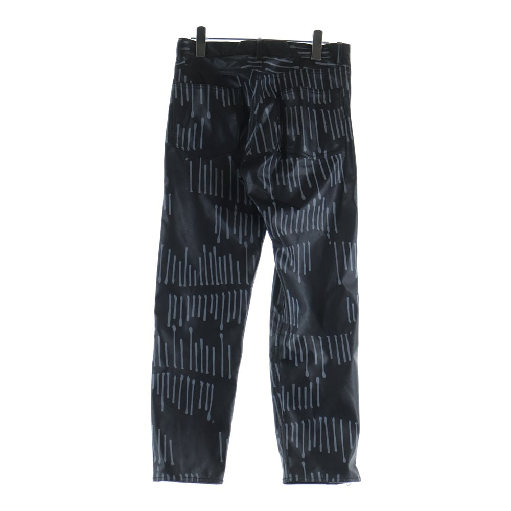 BLACK COMME des GARCONS(ブラックコムデギャルソン) 25AW 総柄 シンセティックレザー サイドジップ ストレートパンツ ブラック 1P-P003