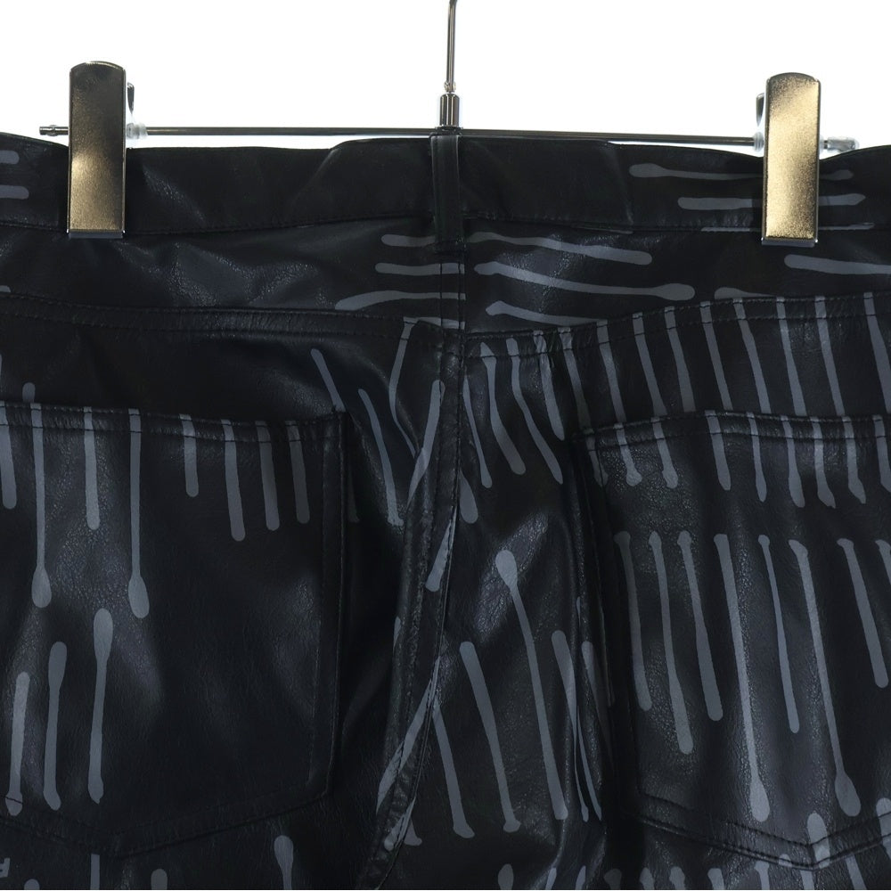BLACK COMME des GARCONS(ブラックコムデギャルソン) 25AW 総柄 シンセティックレザー サイドジップ ストレートパンツ ブラック 1P-P003