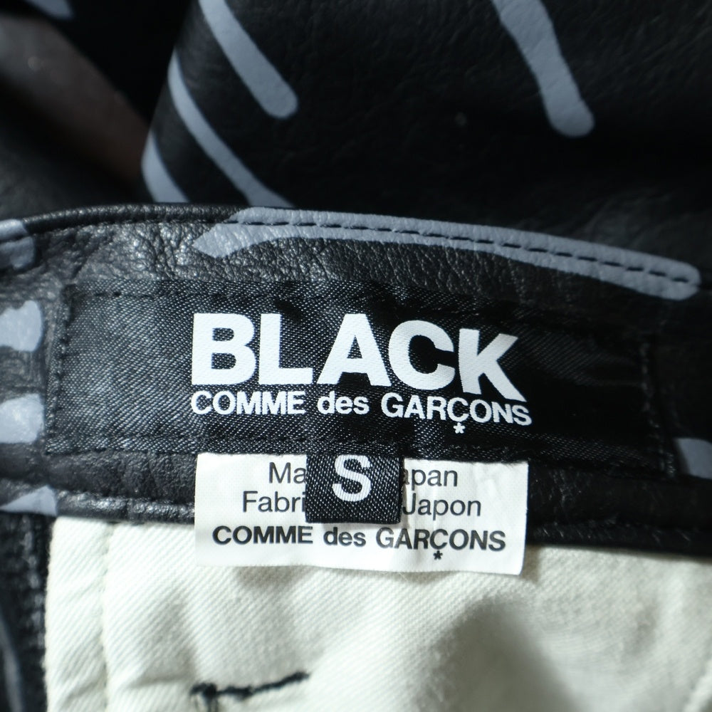 BLACK COMME des GARCONS(ブラックコムデギャルソン) 25AW 総柄 シンセティックレザー サイドジップ ストレートパンツ ブラック 1P-P003