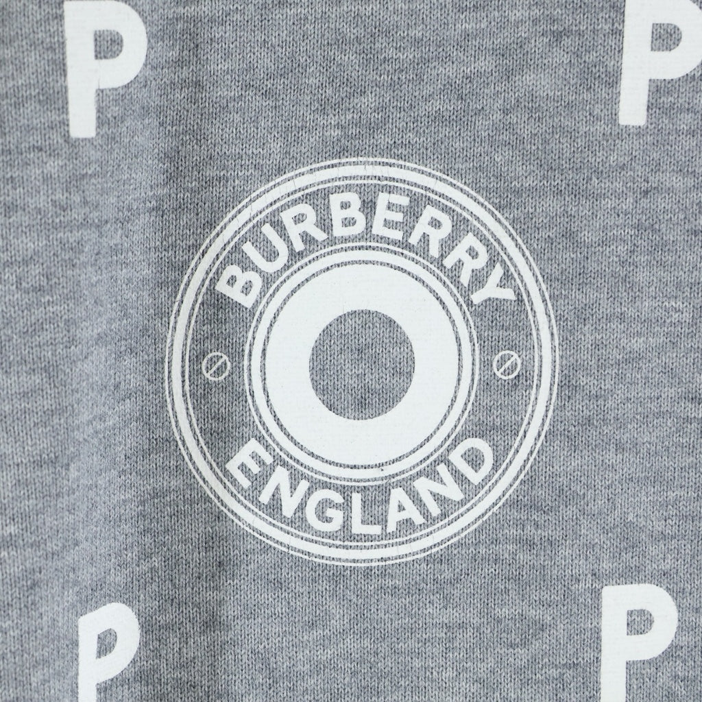 BURBERRY(バーバリー) 22SS × POP TRADING COMPANY ポップトレーニングカンパニー ロゴプリント 長袖クルーネックスウェットトレーナー グレー 8054856