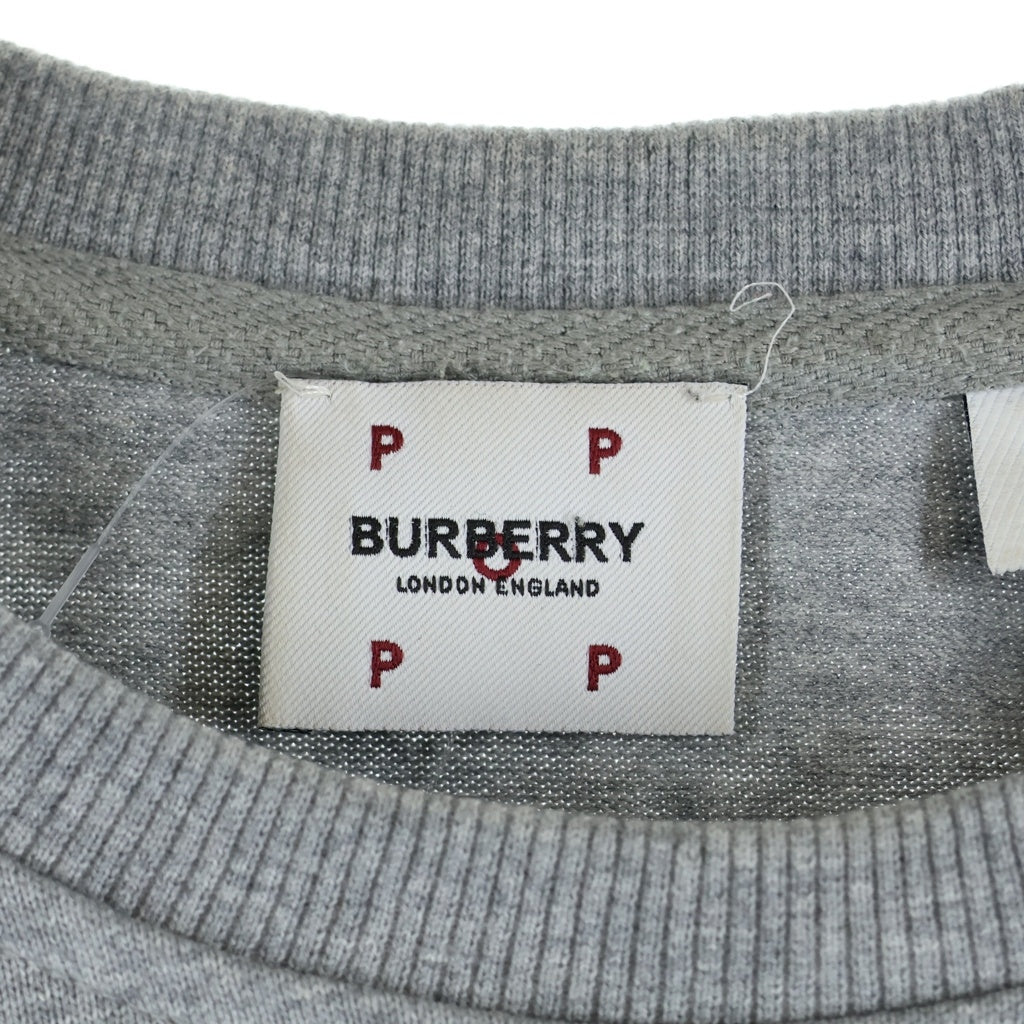 BURBERRY(バーバリー) 22SS × POP TRADING COMPANY ポップトレーニングカンパニー ロゴプリント 長袖クルーネックスウェットトレーナー グレー 8054856
