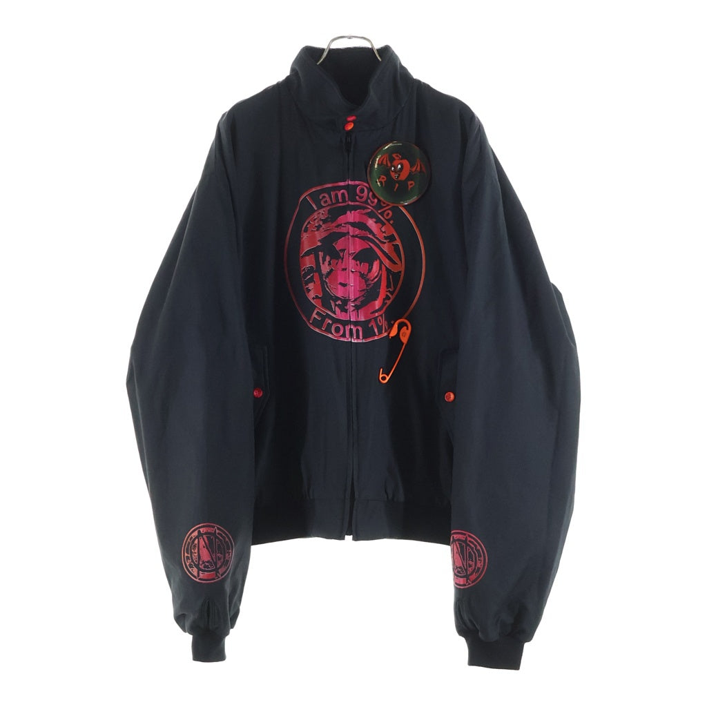 99%is(ナインティナインパーセントイズ) RIPピンバッチ付 フロントプリント コットン ジップアップ ボンバージャケット ブラック